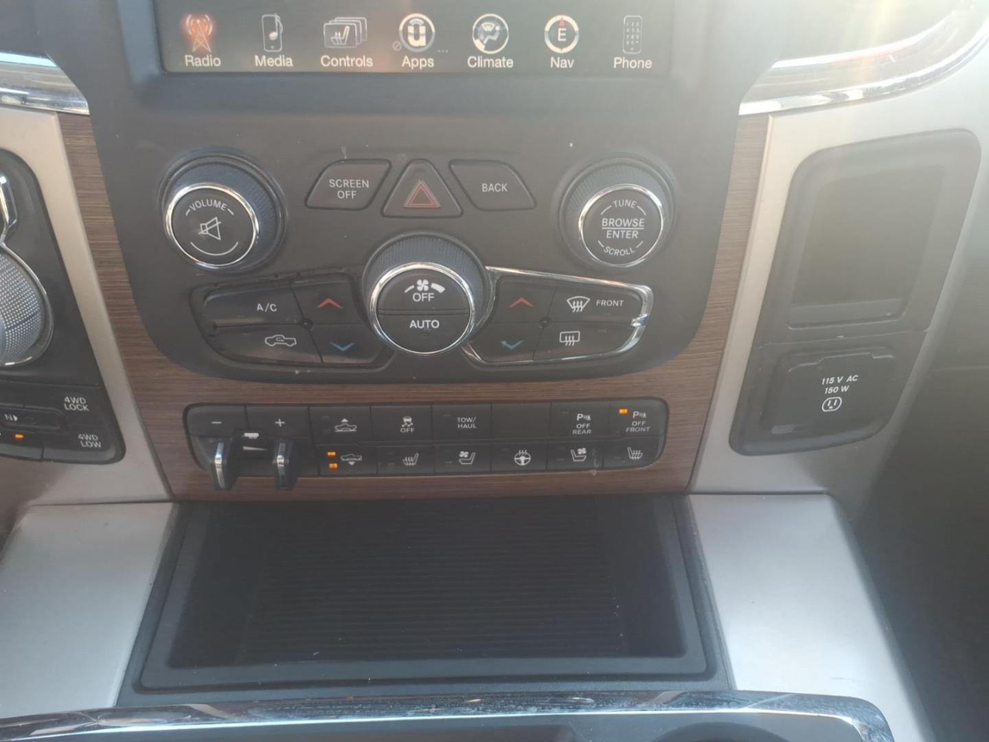 2015 Brilliant Black Crystal Pearl Coat/Bright Silver M RAM 1500 Laramie (1C6RR7VT0FS) with an 5.7L HEMI 5.7L V8 395hp 410ft. lbs. Sequential Multiport Fuel Injection engine, 8-Speed Shiftable Automatic transmission, located at 5505 N. Summit St., Toledo, OH, 43611, (419) 729-2688, 41.654953, -83.530014 - Photo#9