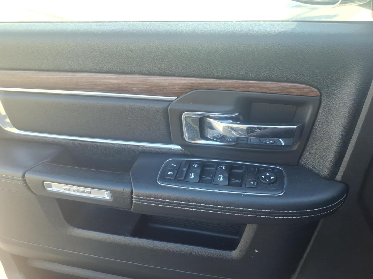 2015 Brilliant Black Crystal Pearl Coat/Bright Silver M RAM 1500 Laramie (1C6RR7VT0FS) with an 5.7L HEMI 5.7L V8 395hp 410ft. lbs. Sequential Multiport Fuel Injection engine, 8-Speed Shiftable Automatic transmission, located at 5505 N. Summit St., Toledo, OH, 43611, (419) 729-2688, 41.654953, -83.530014 - Photo#14