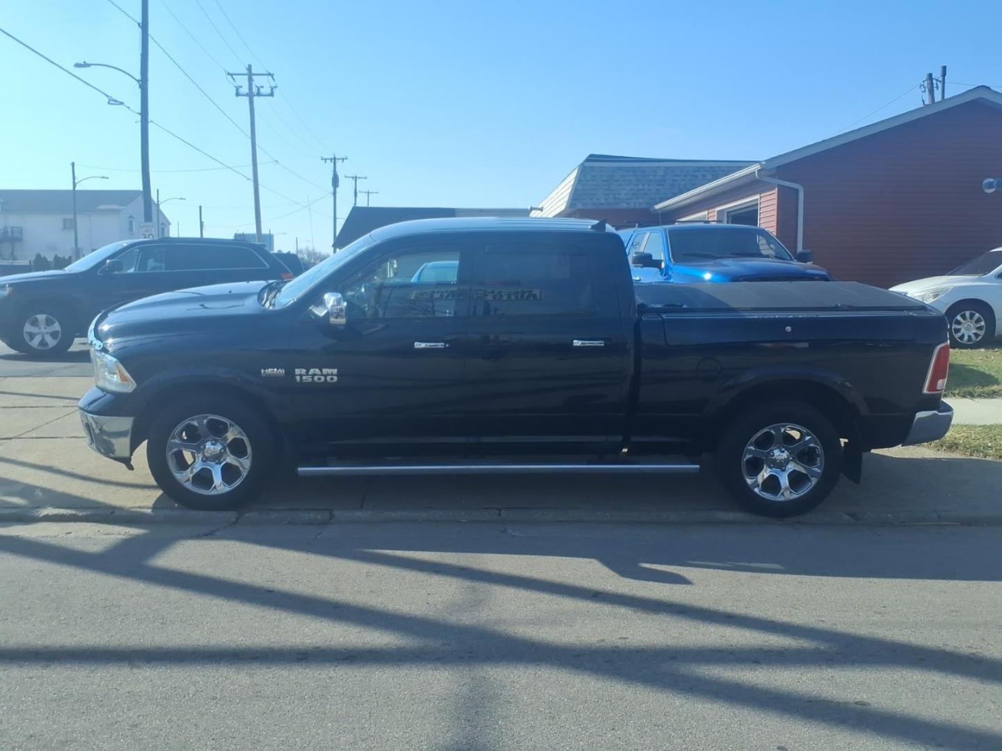 2015 Brilliant Black Crystal Pearl Coat/Bright Silver M RAM 1500 Laramie (1C6RR7VT0FS) with an 5.7L HEMI 5.7L V8 395hp 410ft. lbs. Sequential Multiport Fuel Injection engine, 8-Speed Shiftable Automatic transmission, located at 5505 N. Summit St., Toledo, OH, 43611, (419) 729-2688, 41.654953, -83.530014 - Photo#18