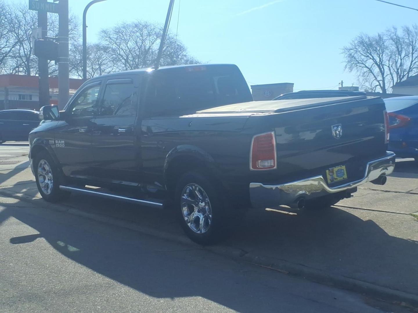 2015 Brilliant Black Crystal Pearl Coat/Bright Silver M RAM 1500 Laramie (1C6RR7VT0FS) with an 5.7L HEMI 5.7L V8 395hp 410ft. lbs. Sequential Multiport Fuel Injection engine, 8-Speed Shiftable Automatic transmission, located at 5505 N. Summit St., Toledo, OH, 43611, (419) 729-2688, 41.654953, -83.530014 - Photo#19