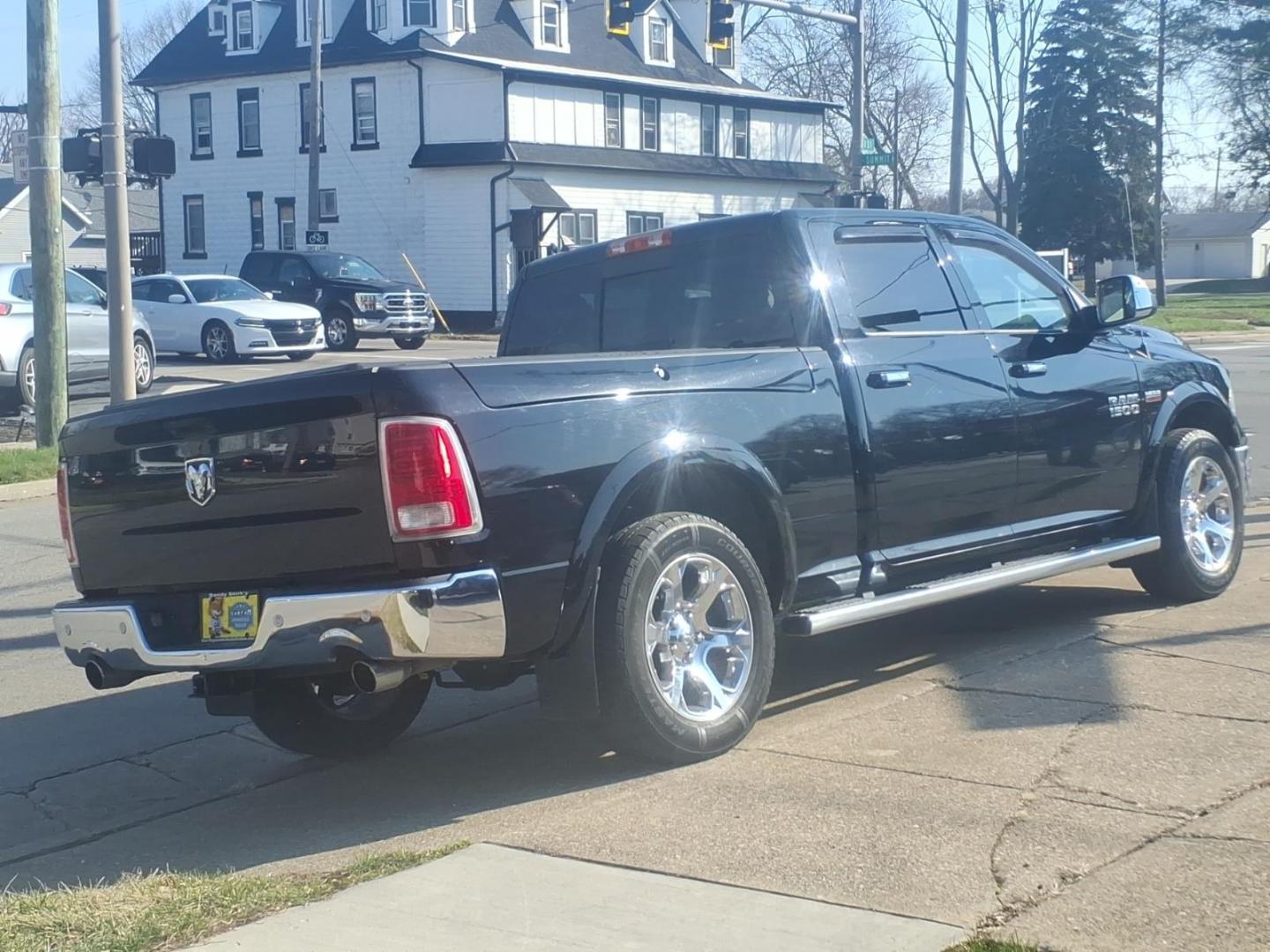 2015 Brilliant Black Crystal Pearl Coat/Bright Silver M RAM 1500 Laramie (1C6RR7VT0FS) with an 5.7L HEMI 5.7L V8 395hp 410ft. lbs. Sequential Multiport Fuel Injection engine, 8-Speed Shiftable Automatic transmission, located at 5505 N. Summit St., Toledo, OH, 43611, (419) 729-2688, 41.654953, -83.530014 - Photo#21