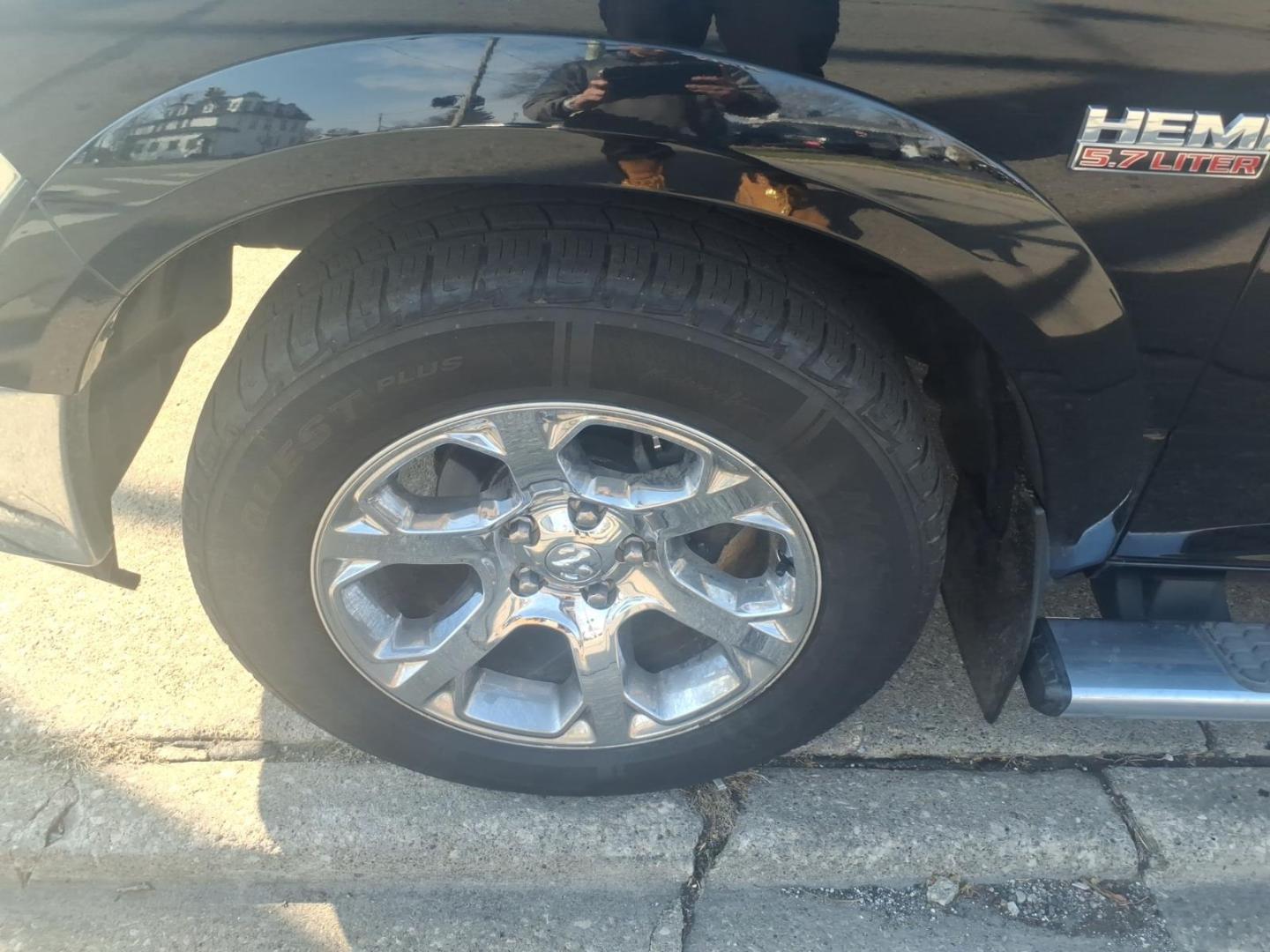 2015 Brilliant Black Crystal Pearl Coat/Bright Silver M RAM 1500 Laramie (1C6RR7VT0FS) with an 5.7L HEMI 5.7L V8 395hp 410ft. lbs. Sequential Multiport Fuel Injection engine, 8-Speed Shiftable Automatic transmission, located at 5505 N. Summit St., Toledo, OH, 43611, (419) 729-2688, 41.654953, -83.530014 - Photo#23