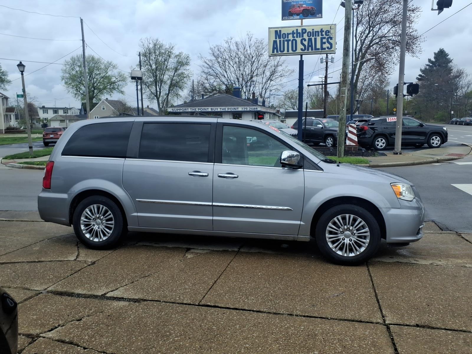 photo of 2015 Chrysler Town and Country Touring-L