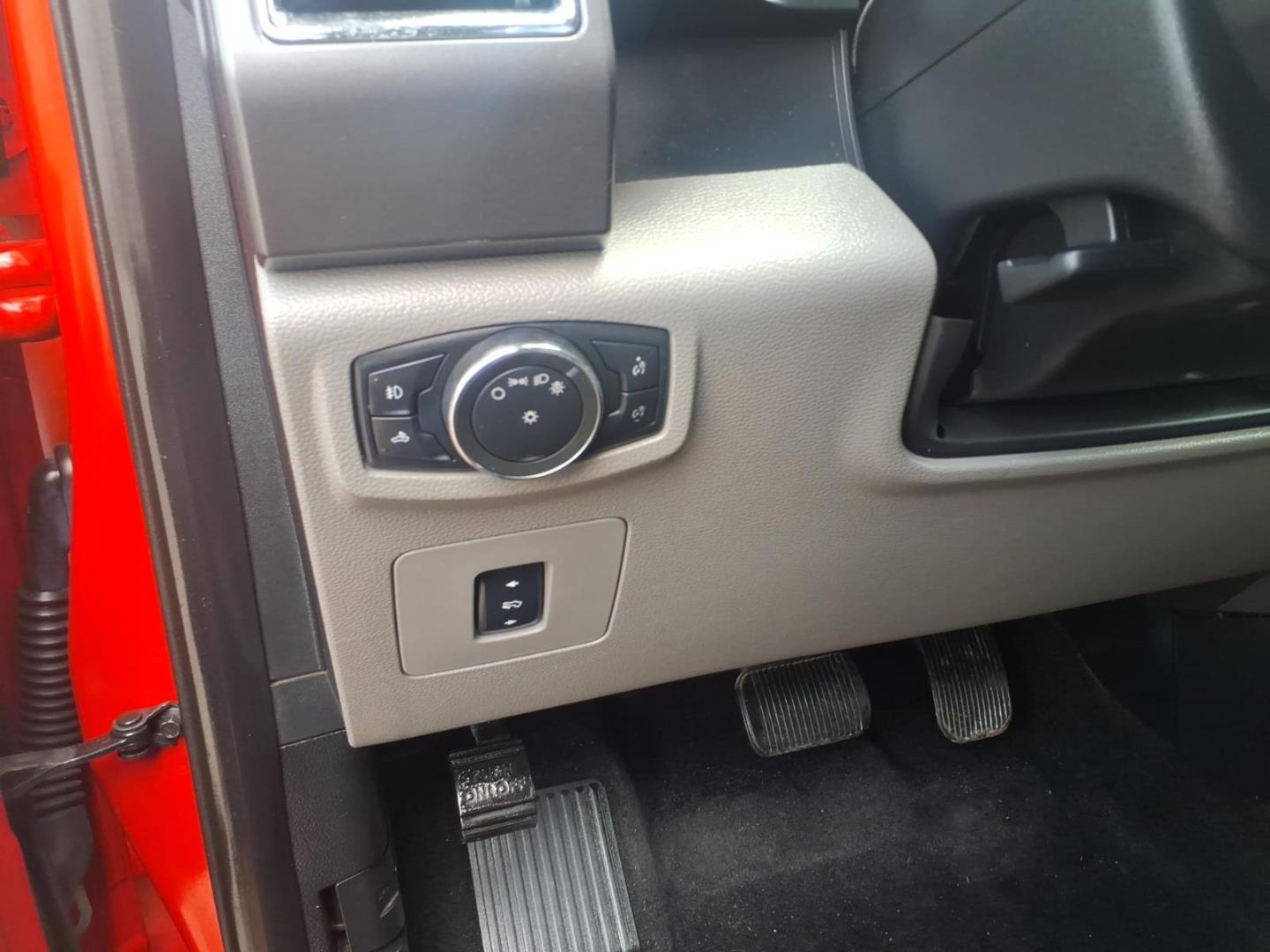 2015 Race Red Ford F-150 XLT (1FTFW1EG8FK) with an 3.5L EcoBoost 3.5L Twin Turbo V6 365hp 420ft. lbs. Direct Injection engine, 6-Speed Shiftable Automatic transmission, located at 5505 N. Summit St., Toledo, OH, 43611, (419) 729-2688, 41.654953, -83.530014 - Photo#2