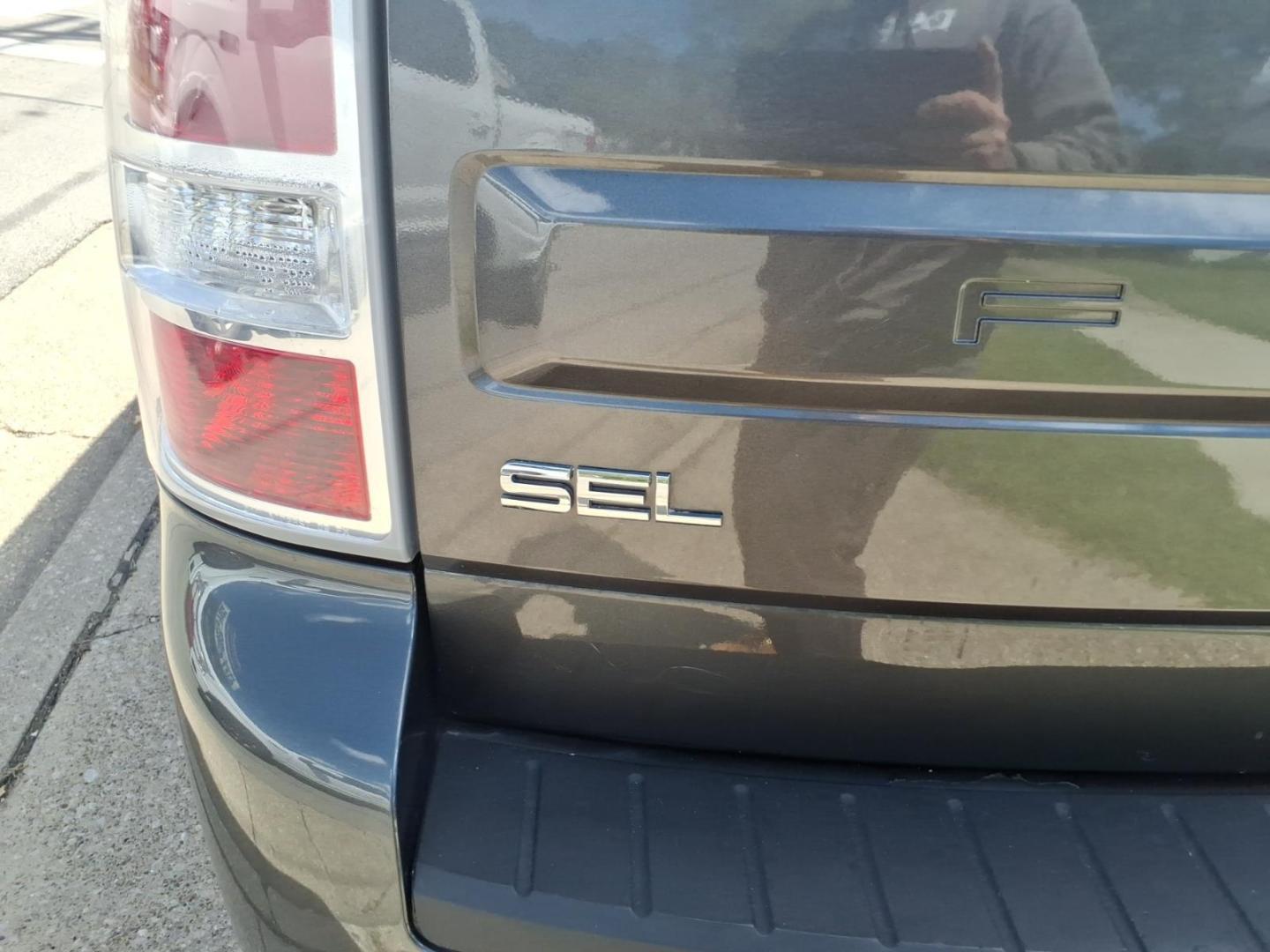 2019 Magnetic J7 Ford Flex SEL (2FMHK6C83KB) with an 3.5L 3.5L V6 287hp 254ft. lbs. Sequential Multiport Fuel Injection engine, 6-Speed Shiftable Automatic transmission, located at 5505 N. Summit St., Toledo, OH, 43611, (419) 729-2688, 41.654953, -83.530014 - Photo#30