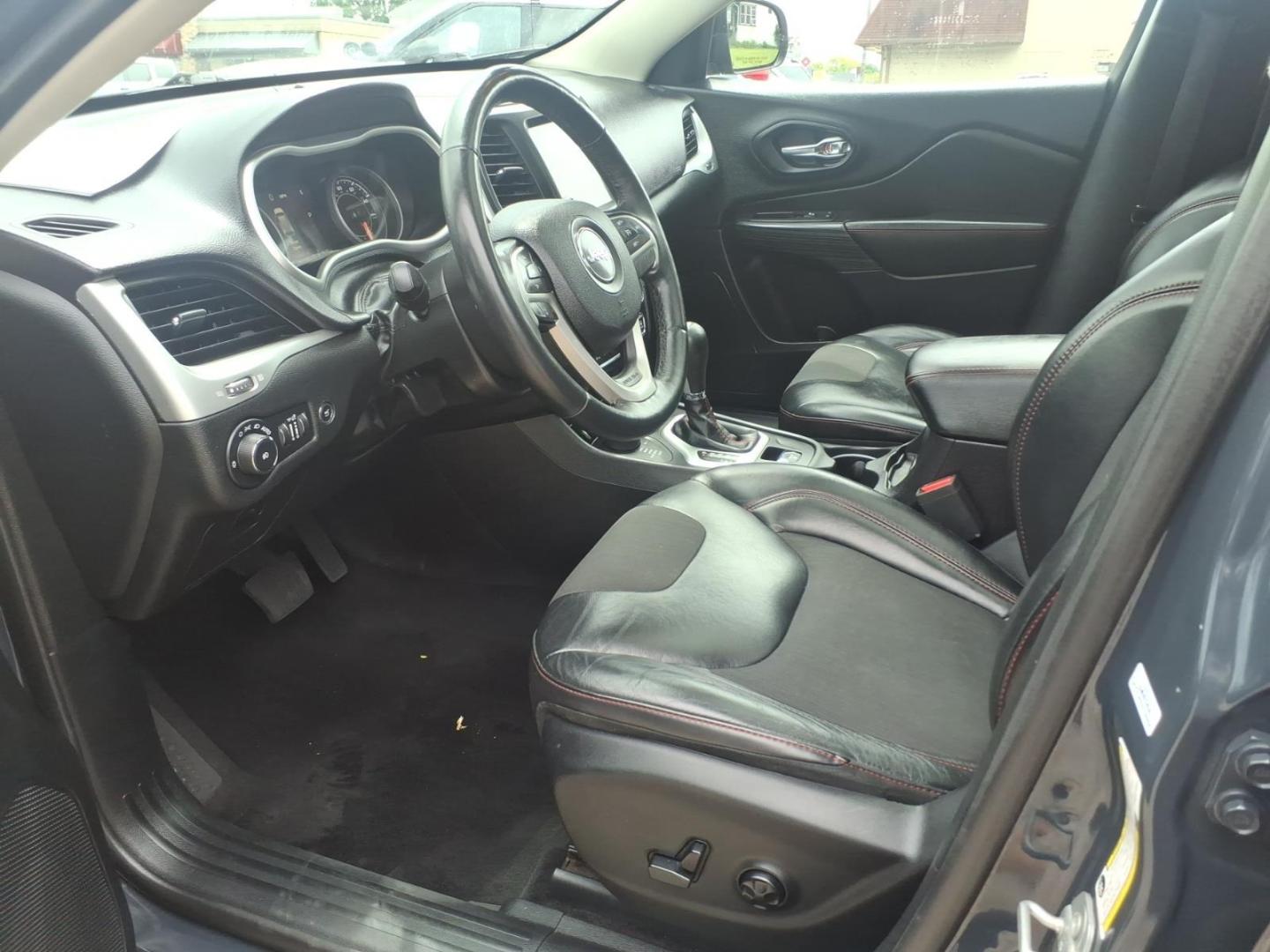 2017 Granite Crystal Metallic Clear Coat Jeep Cherokee Trailhawk (1C4PJMBSXHW) with an 3.2L V6 271hp 239ft. lbs. Sequential Multiport Fuel Injection engine, 4WD 9-Speed Shiftable Automatic transmission, located at 5505 N. Summit St., Toledo, OH, 43611, (419) 729-2688, 41.654953, -83.530014 - Photo#1