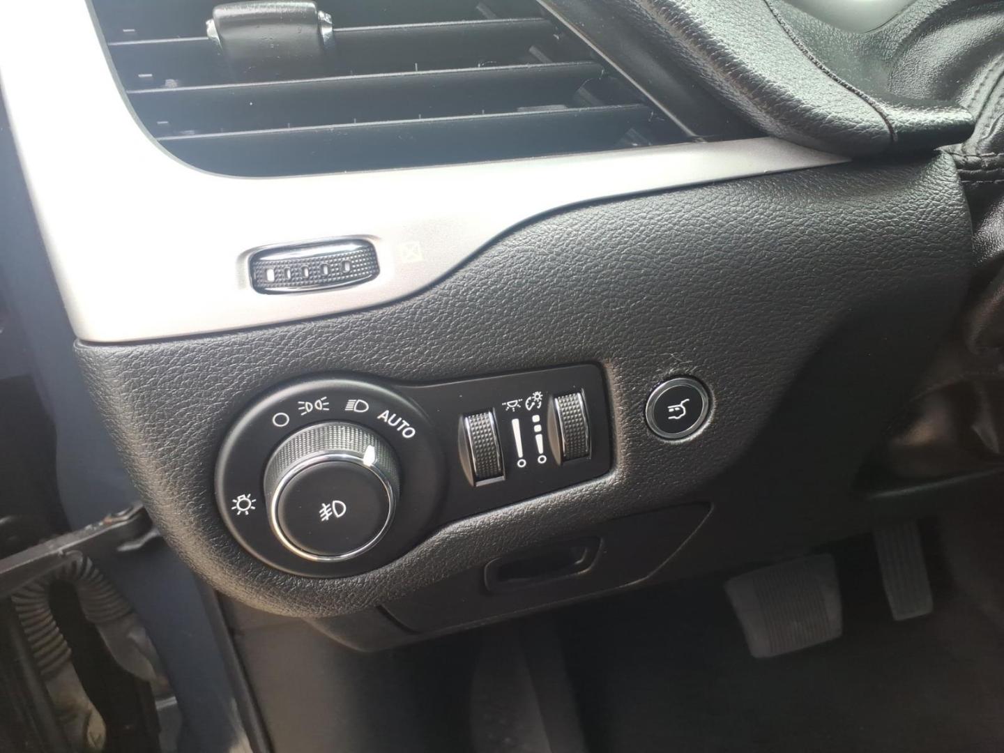 2017 Granite Crystal Metallic Clear Coat Jeep Cherokee Trailhawk (1C4PJMBSXHW) with an 3.2L V6 271hp 239ft. lbs. Sequential Multiport Fuel Injection engine, 4WD 9-Speed Shiftable Automatic transmission, located at 5505 N. Summit St., Toledo, OH, 43611, (419) 729-2688, 41.654953, -83.530014 - Photo#2