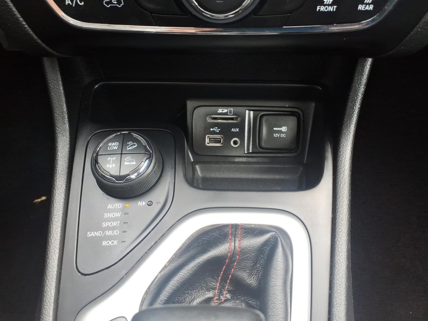 2017 Granite Crystal Metallic Clear Coat Jeep Cherokee Trailhawk (1C4PJMBSXHW) with an 3.2L V6 271hp 239ft. lbs. Sequential Multiport Fuel Injection engine, 4WD 9-Speed Shiftable Automatic transmission, located at 5505 N. Summit St., Toledo, OH, 43611, (419) 729-2688, 41.654953, -83.530014 - Photo#12