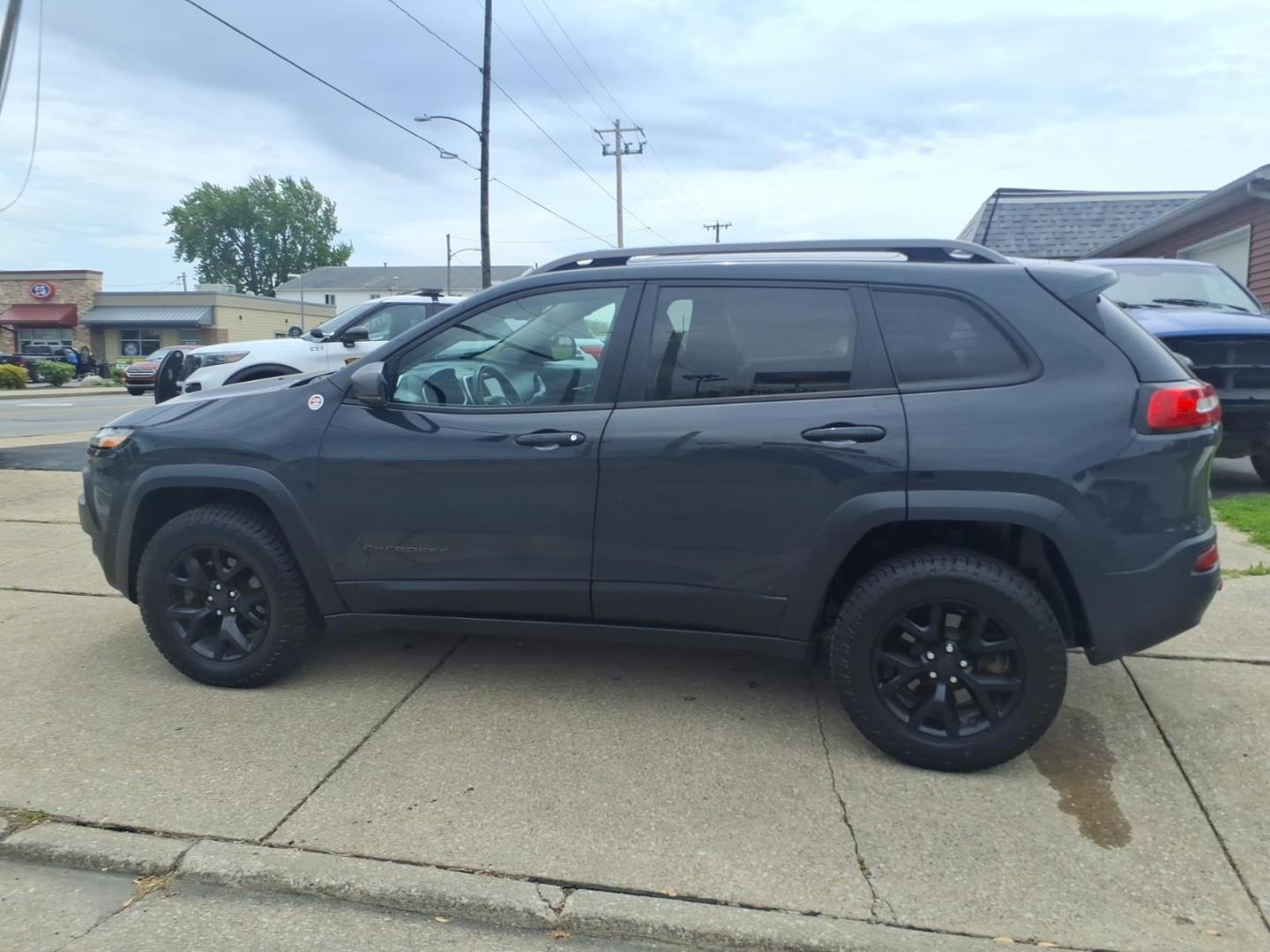 2017 Granite Crystal Metallic Clear Coat Jeep Cherokee Trailhawk (1C4PJMBSXHW) with an 3.2L V6 271hp 239ft. lbs. Sequential Multiport Fuel Injection engine, 4WD 9-Speed Shiftable Automatic transmission, located at 5505 N. Summit St., Toledo, OH, 43611, (419) 729-2688, 41.654953, -83.530014 - Photo#19