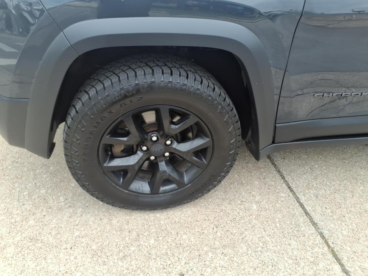 2017 Granite Crystal Metallic Clear Coat Jeep Cherokee Trailhawk (1C4PJMBSXHW) with an 3.2L V6 271hp 239ft. lbs. Sequential Multiport Fuel Injection engine, 4WD 9-Speed Shiftable Automatic transmission, located at 5505 N. Summit St., Toledo, OH, 43611, (419) 729-2688, 41.654953, -83.530014 - Photo#26