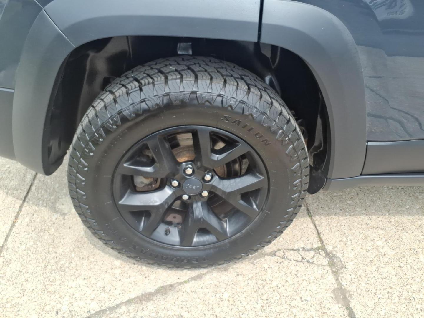 2017 Granite Crystal Metallic Clear Coat Jeep Cherokee Trailhawk (1C4PJMBSXHW) with an 3.2L V6 271hp 239ft. lbs. Sequential Multiport Fuel Injection engine, 4WD 9-Speed Shiftable Automatic transmission, located at 5505 N. Summit St., Toledo, OH, 43611, (419) 729-2688, 41.654953, -83.530014 - Photo#31