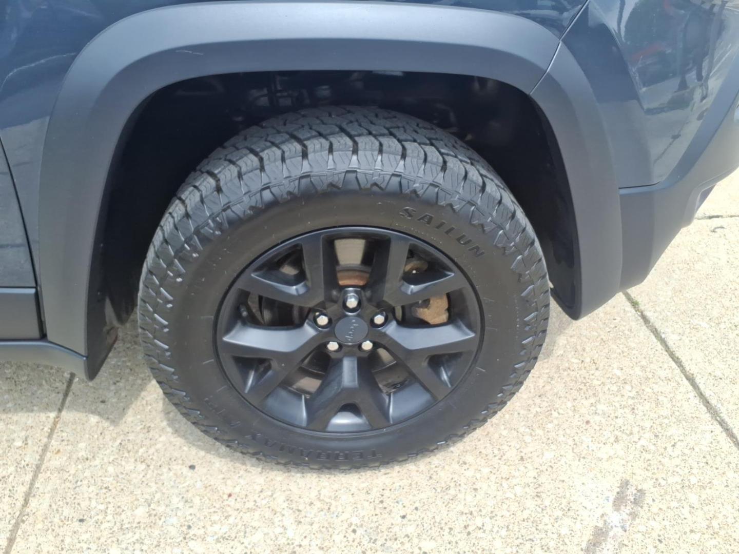 2017 Granite Crystal Metallic Clear Coat Jeep Cherokee Trailhawk (1C4PJMBSXHW) with an 3.2L V6 271hp 239ft. lbs. Sequential Multiport Fuel Injection engine, 4WD 9-Speed Shiftable Automatic transmission, located at 5505 N. Summit St., Toledo, OH, 43611, (419) 729-2688, 41.654953, -83.530014 - Photo#32
