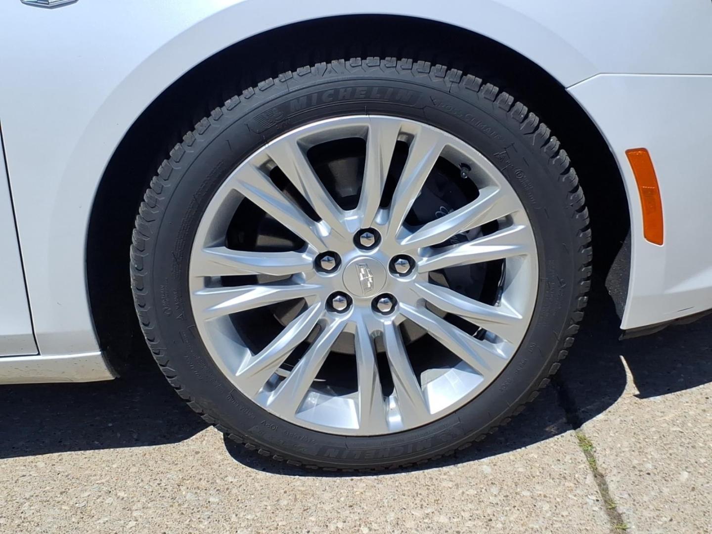 2018 Crystal White Tricoat Cadillac XTS Luxury (2G61N5S30J9) with an 3.6L V6 304hp 264ft. lbs. Direct Injection engine, 6-Speed Shiftable Automatic transmission, located at 5505 N. Summit St., Toledo, OH, 43611, (419) 729-2688, 41.654953, -83.530014 - Photo#28