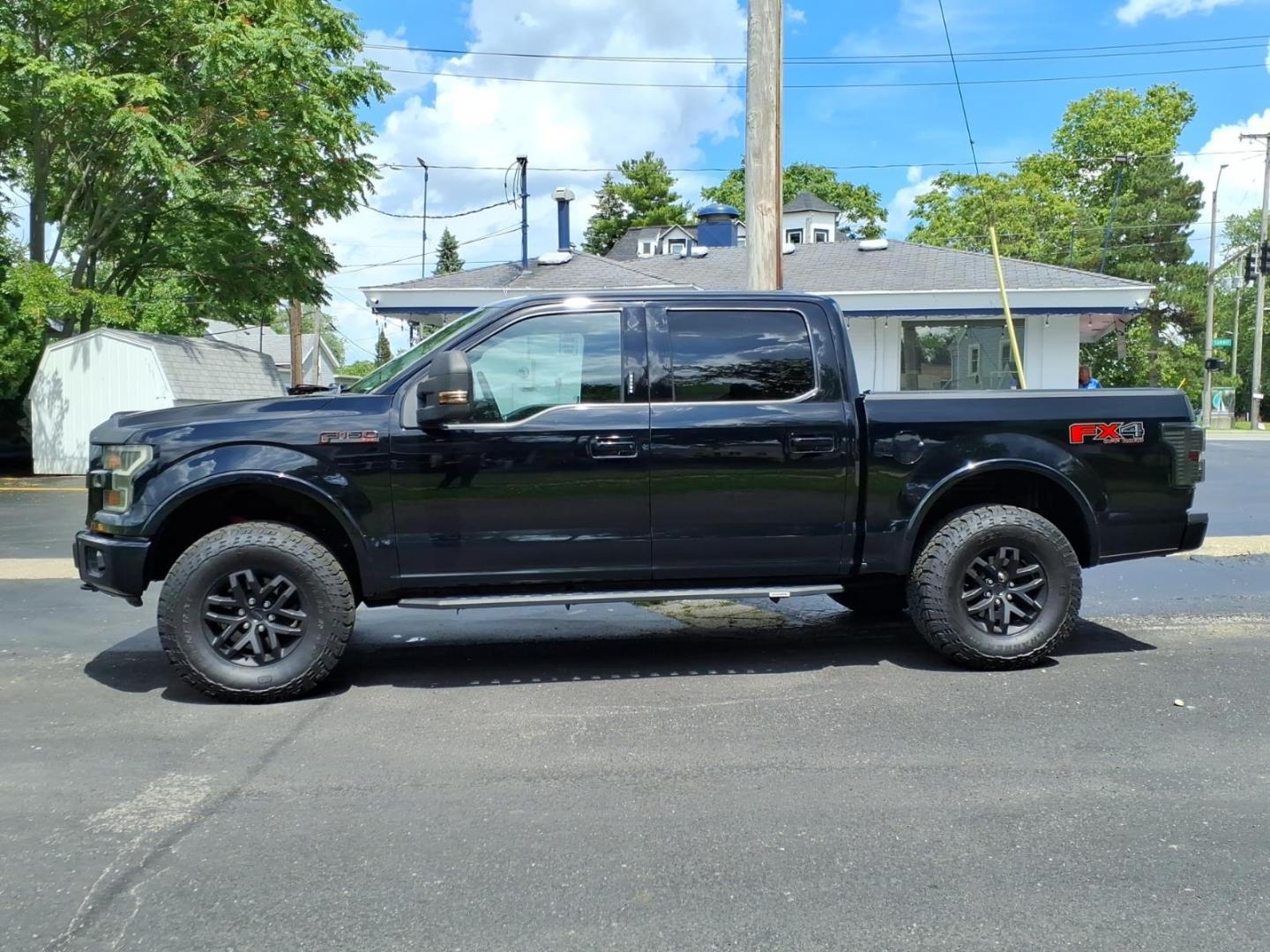 2017 Black Ford F-150 XLT (1FTEW1EP1HF) with an 2.7L EcoBoost 2.7L Twin Turbo V6 325hp 375ft. lbs. Direct Injection engine, 6-Speed Shiftable Automatic transmission, located at 5505 N. Summit St., Toledo, OH, 43611, (419) 729-2688, 41.654953, -83.530014 - Photo#18