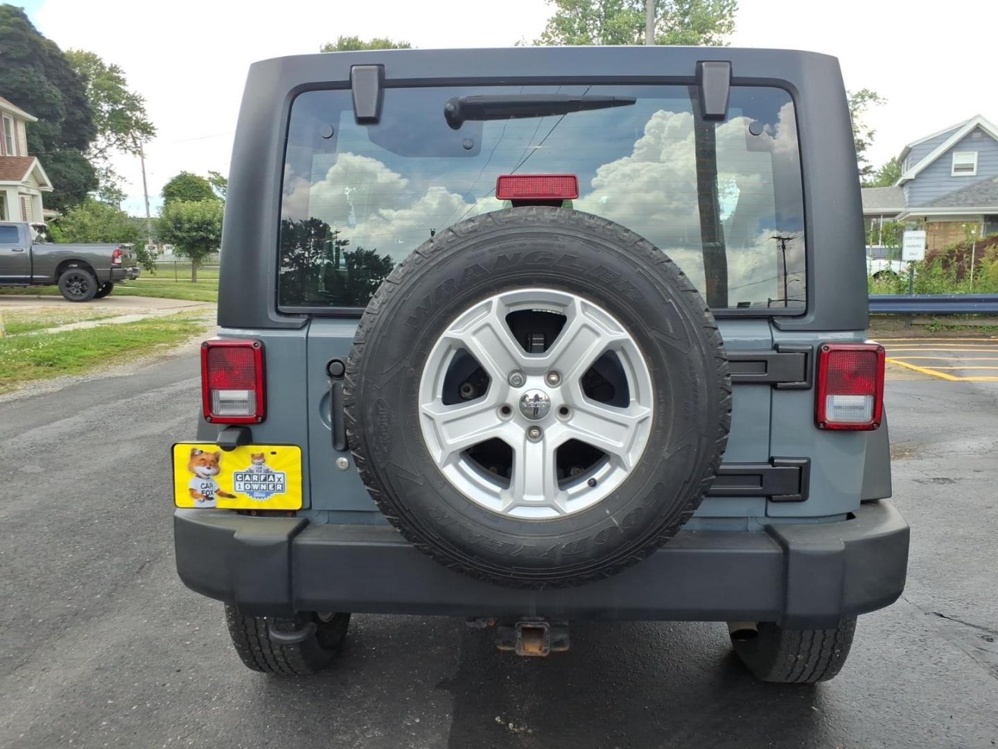 2014 Gray Jeep Wrangler Unlimited Sport (1C4BJWDG7EL) with an 3.6L 3.6L V6 285hp 260ft. lbs. Sequential Multiport Fuel Injection engine, Automatic transmission, located at 5505 N. Summit St., Toledo, OH, 43611, (419) 729-2688, 41.654953, -83.530014 - Photo#14