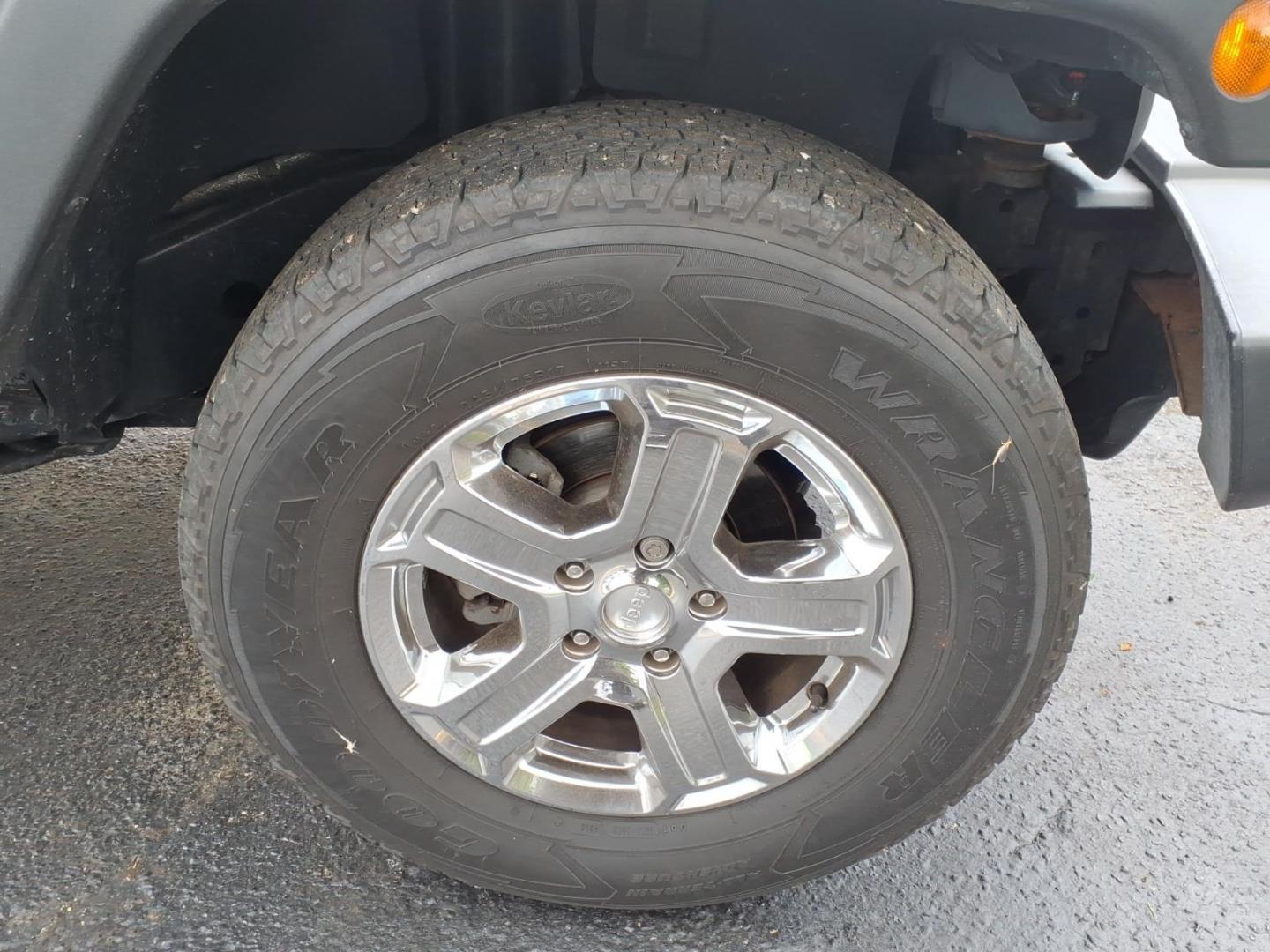 2014 Gray Jeep Wrangler Unlimited Sport (1C4BJWDG7EL) with an 3.6L 3.6L V6 285hp 260ft. lbs. Sequential Multiport Fuel Injection engine, Automatic transmission, located at 5505 N. Summit St., Toledo, OH, 43611, (419) 729-2688, 41.654953, -83.530014 - Photo#20
