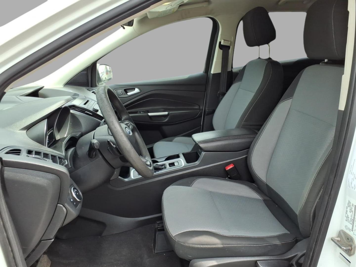 2017 Oxford White Yz Ford Escape SE (1FMCU9GD4HU) with an 1.5L EcoBoost 1.5L Turbo I4 179hp 177ft. lbs. Direct Injection engine, 6-Speed Shiftable Automatic transmission, located at 5505 N. Summit St., Toledo, OH, 43611, (419) 729-2688, 41.654953, -83.530014- Photo#3