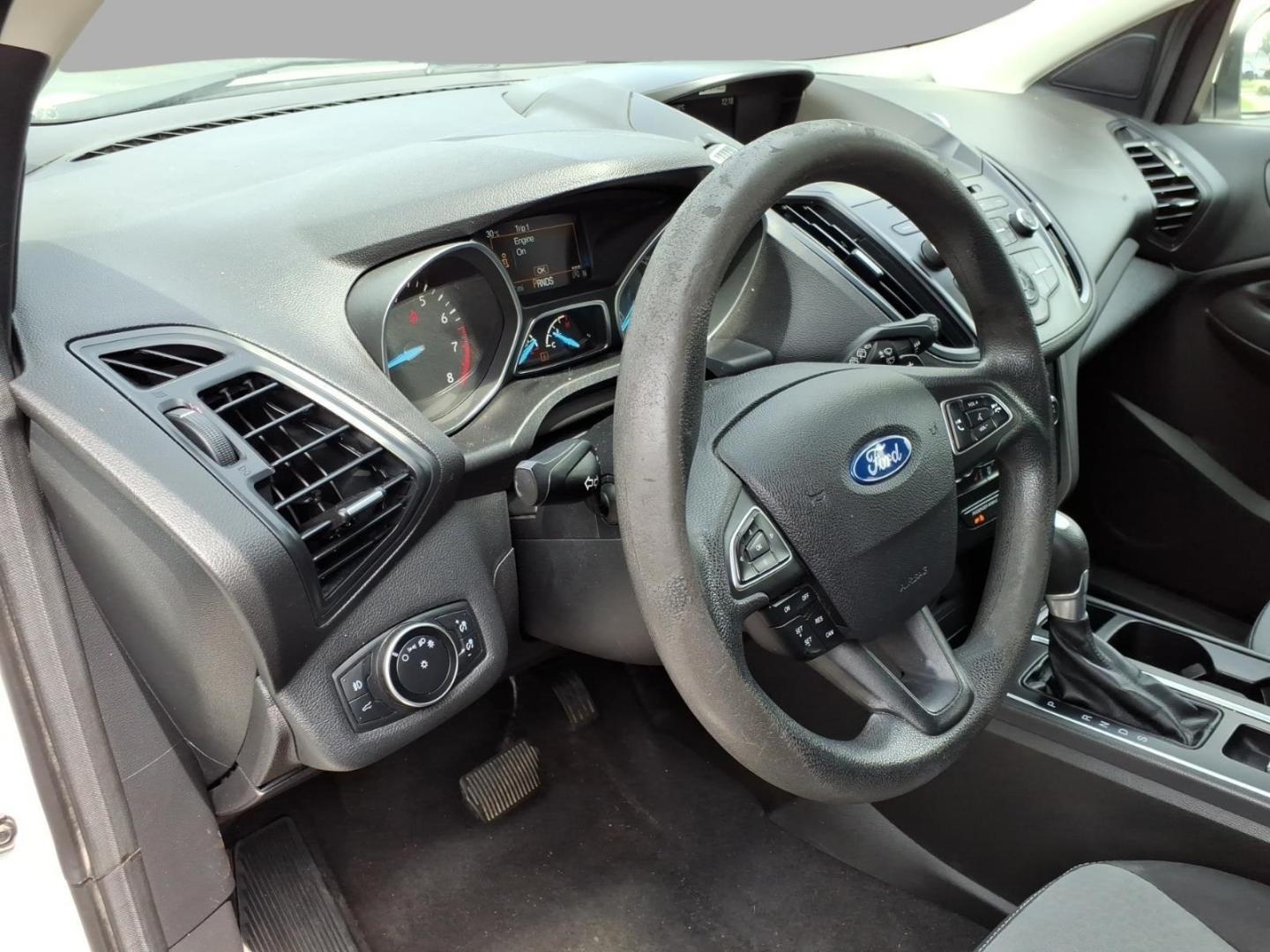 2017 Oxford White Yz Ford Escape SE (1FMCU9GD4HU) with an 1.5L EcoBoost 1.5L Turbo I4 179hp 177ft. lbs. Direct Injection engine, 6-Speed Shiftable Automatic transmission, located at 5505 N. Summit St., Toledo, OH, 43611, (419) 729-2688, 41.654953, -83.530014- Photo#4