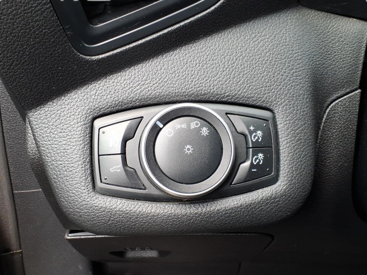 2017 Oxford White Yz Ford Escape SE (1FMCU9GD4HU) with an 1.5L EcoBoost 1.5L Turbo I4 179hp 177ft. lbs. Direct Injection engine, 6-Speed Shiftable Automatic transmission, located at 5505 N. Summit St., Toledo, OH, 43611, (419) 729-2688, 41.654953, -83.530014- Photo#5