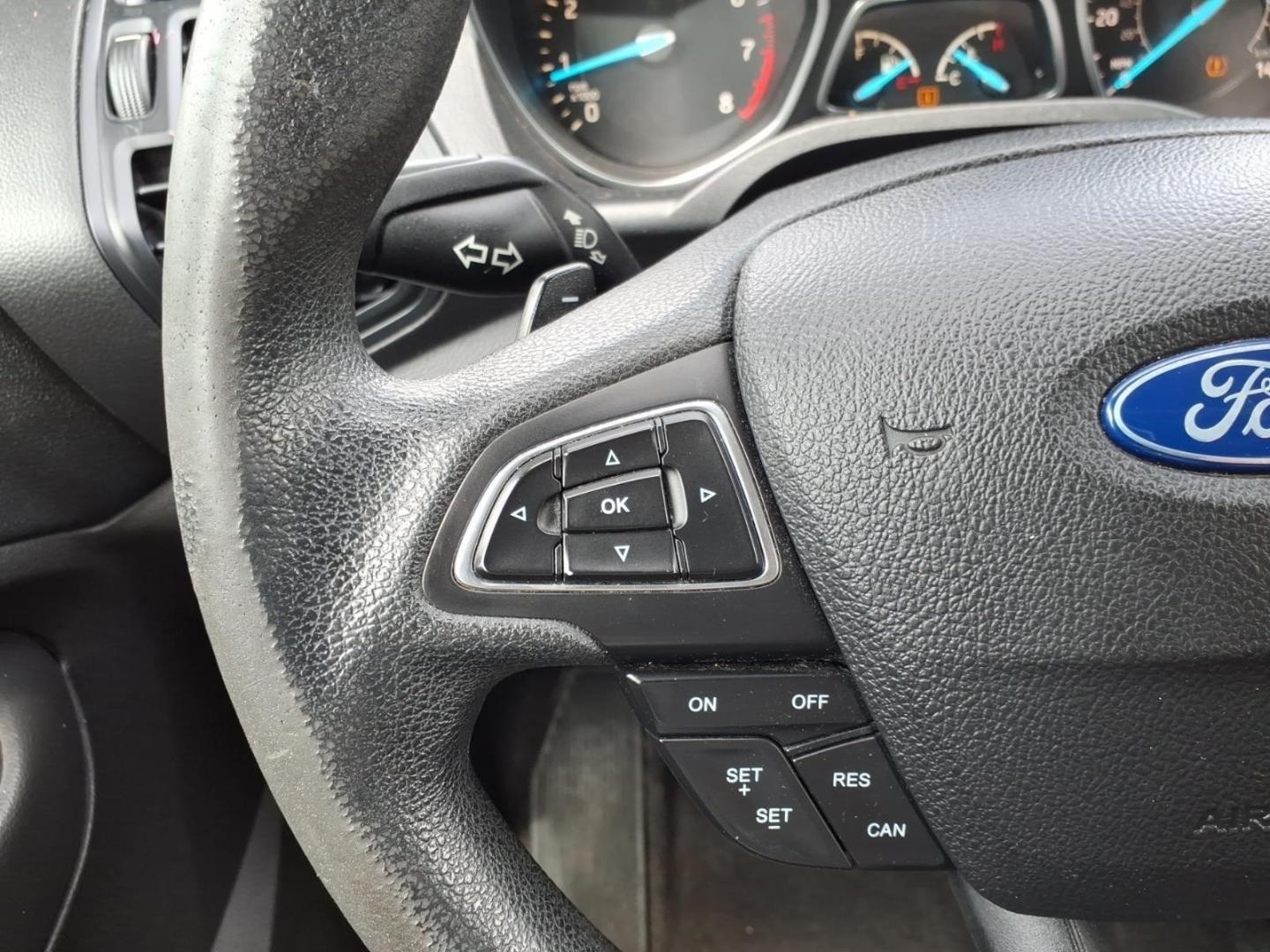 2017 Oxford White Yz Ford Escape SE (1FMCU9GD4HU) with an 1.5L EcoBoost 1.5L Turbo I4 179hp 177ft. lbs. Direct Injection engine, 6-Speed Shiftable Automatic transmission, located at 5505 N. Summit St., Toledo, OH, 43611, (419) 729-2688, 41.654953, -83.530014- Photo#6