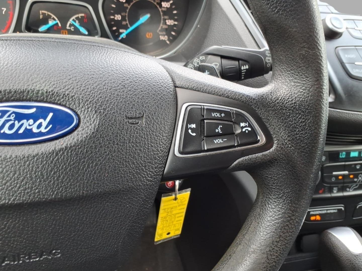 2017 Oxford White Yz Ford Escape SE (1FMCU9GD4HU) with an 1.5L EcoBoost 1.5L Turbo I4 179hp 177ft. lbs. Direct Injection engine, 6-Speed Shiftable Automatic transmission, located at 5505 N. Summit St., Toledo, OH, 43611, (419) 729-2688, 41.654953, -83.530014- Photo#7