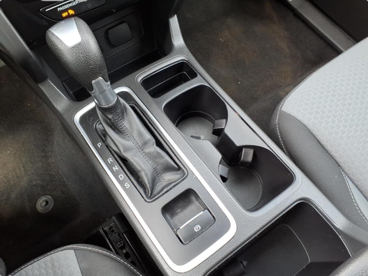 2017 Oxford White Yz Ford Escape SE (1FMCU9GD4HU) with an 1.5L EcoBoost 1.5L Turbo I4 179hp 177ft. lbs. Direct Injection engine, 6-Speed Shiftable Automatic transmission, located at 5505 N. Summit St., Toledo, OH, 43611, (419) 729-2688, 41.654953, -83.530014- Photo#12