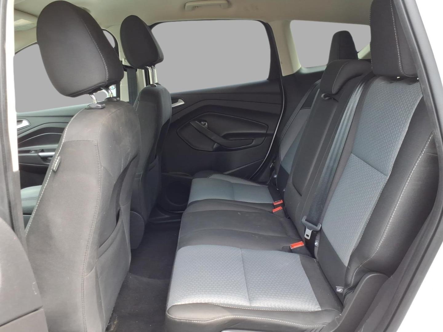 2017 Oxford White Yz Ford Escape SE (1FMCU9GD4HU) with an 1.5L EcoBoost 1.5L Turbo I4 179hp 177ft. lbs. Direct Injection engine, 6-Speed Shiftable Automatic transmission, located at 5505 N. Summit St., Toledo, OH, 43611, (419) 729-2688, 41.654953, -83.530014- Photo#13