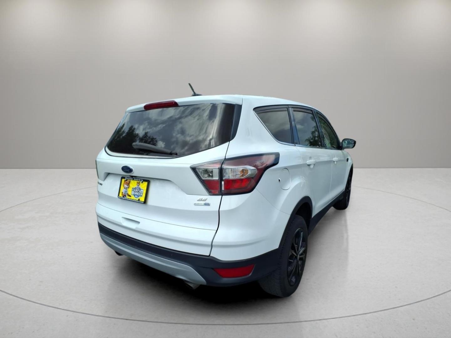 2017 Oxford White Yz Ford Escape SE (1FMCU9GD4HU) with an 1.5L EcoBoost 1.5L Turbo I4 179hp 177ft. lbs. Direct Injection engine, 6-Speed Shiftable Automatic transmission, located at 5505 N. Summit St., Toledo, OH, 43611, (419) 729-2688, 41.654953, -83.530014- Photo#20