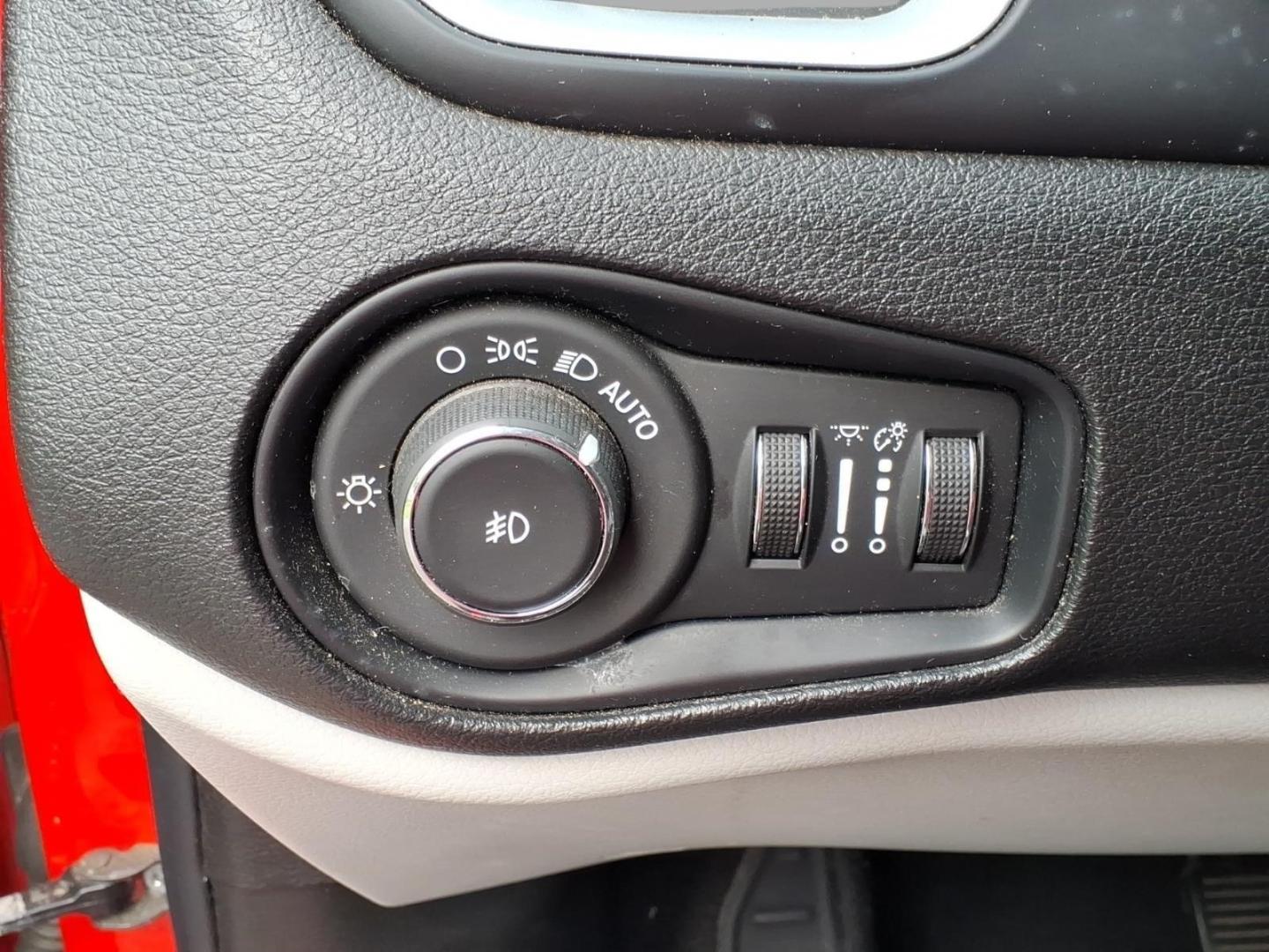 2018 Colorado Red Jeep Renegade Latitude (ZACCJABB7JP) with an 2.4L Tigershark 2.4L Flex Fuel I4 180hp 175ft. lbs. Carburetor engine, 9-Speed Shiftable Automatic transmission, located at 5505 N. Summit St., Toledo, OH, 43611, (419) 729-2688, 41.654953, -83.530014- Photo#5