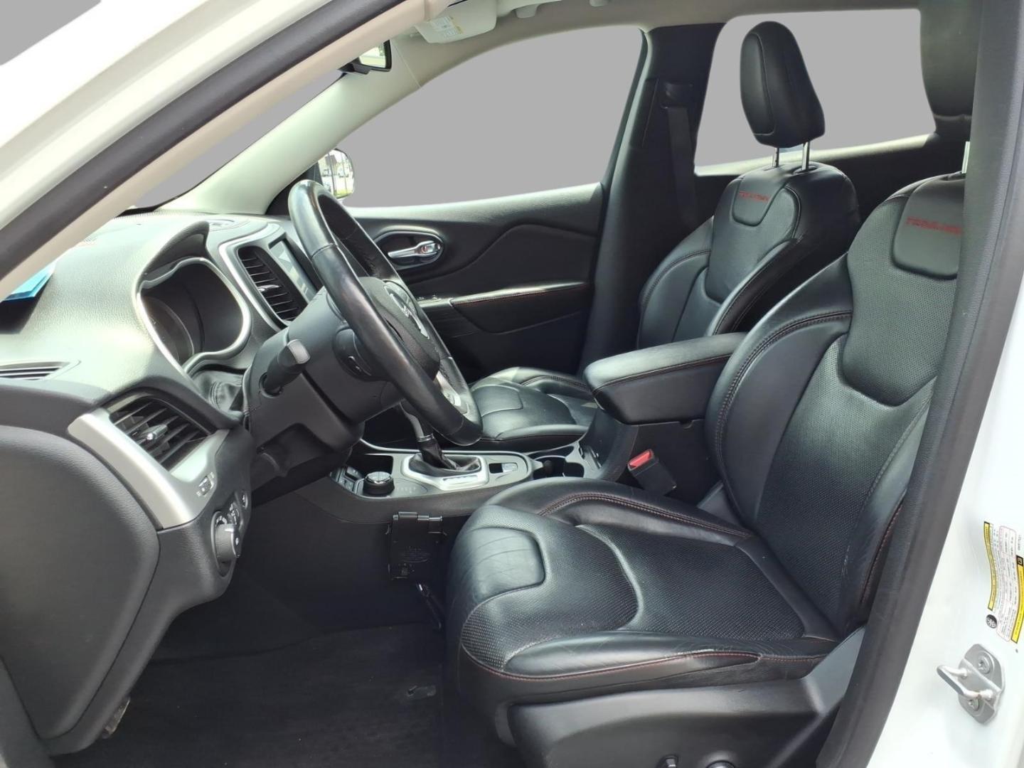 2016 Bright White Clear Coat Pw7 Jeep Cherokee Trailhawk (1C4PJMBS3GW) with an 3.2L 3.2L V6 271hp 239ft. lbs. Sequential Multiport Fuel Injection engine, 4WD 9-Speed Shiftable Automatic transmission, located at 5505 N. Summit St., Toledo, OH, 43611, (419) 729-2688, 41.654953, -83.530014- Photo#4