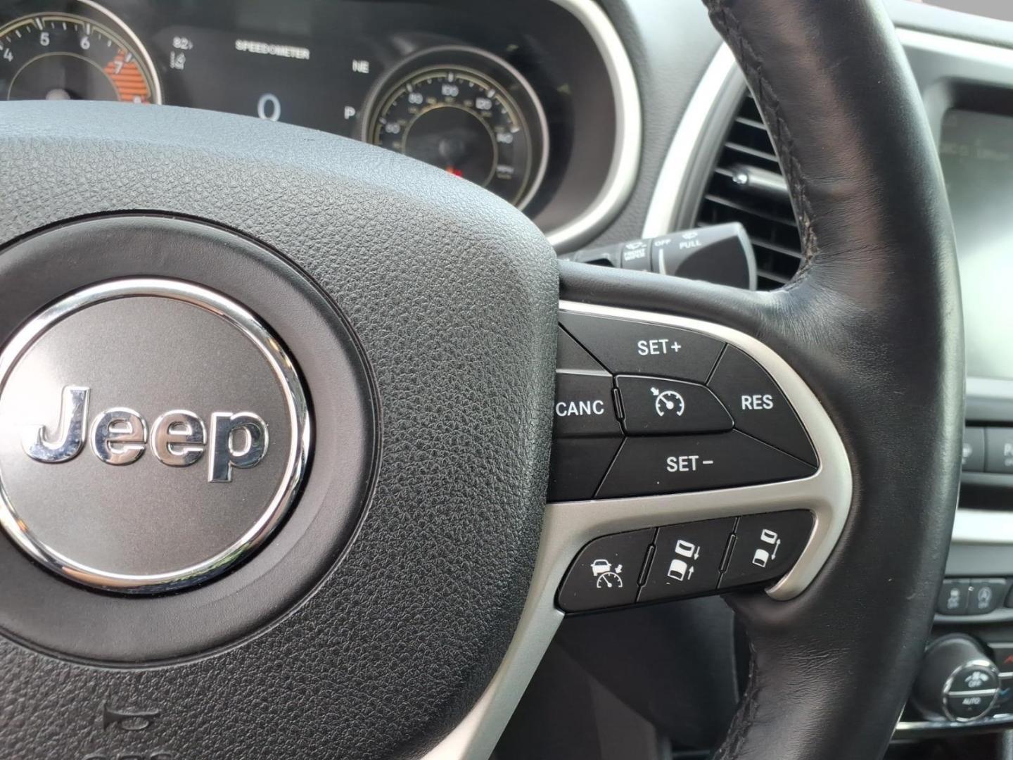 2016 Bright White Clear Coat Pw7 Jeep Cherokee Trailhawk (1C4PJMBS3GW) with an 3.2L 3.2L V6 271hp 239ft. lbs. Sequential Multiport Fuel Injection engine, 4WD 9-Speed Shiftable Automatic transmission, located at 5505 N. Summit St., Toledo, OH, 43611, (419) 729-2688, 41.654953, -83.530014- Photo#8