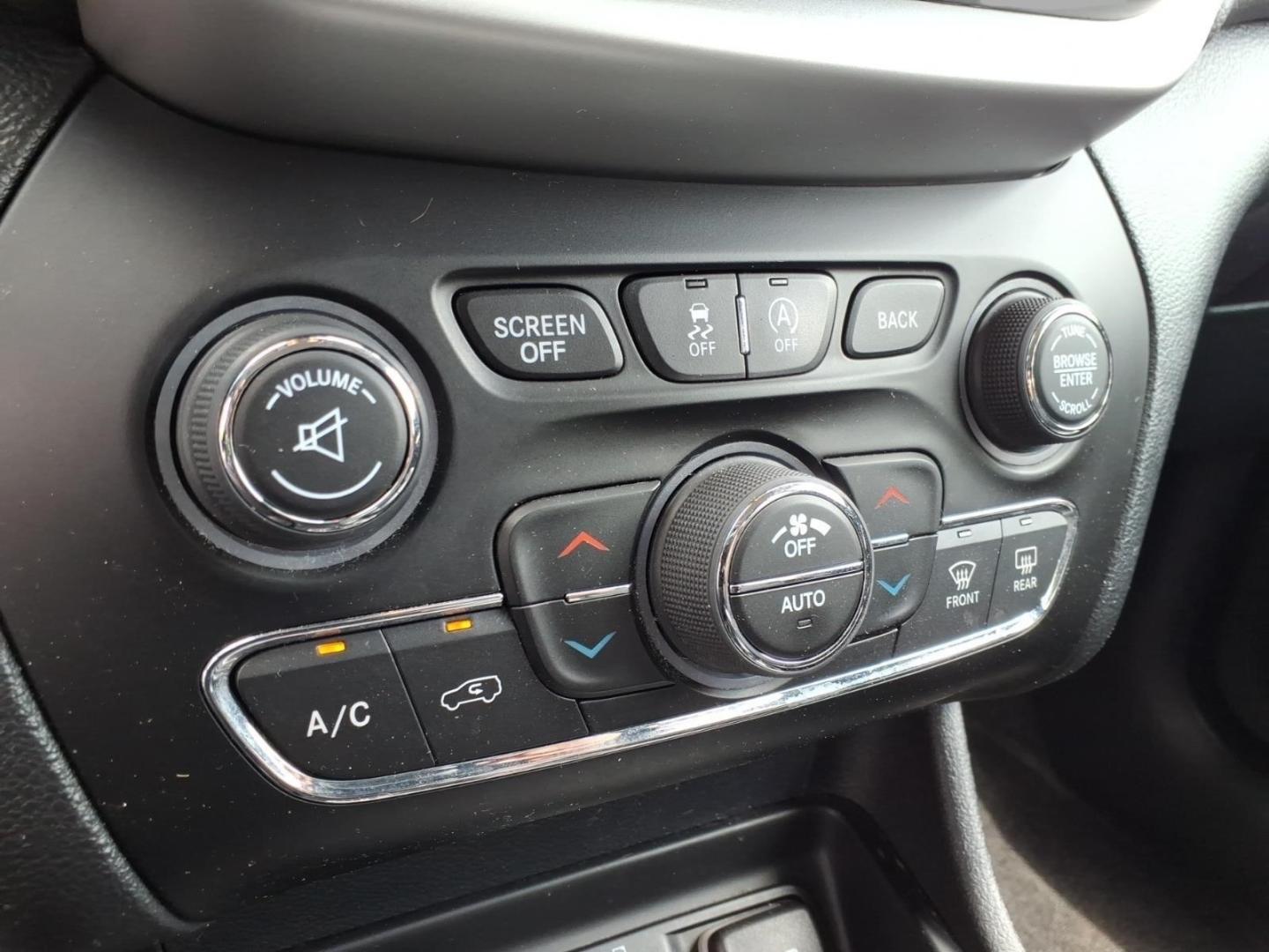 2016 Bright White Clear Coat Pw7 Jeep Cherokee Trailhawk (1C4PJMBS3GW) with an 3.2L 3.2L V6 271hp 239ft. lbs. Sequential Multiport Fuel Injection engine, 4WD 9-Speed Shiftable Automatic transmission, located at 5505 N. Summit St., Toledo, OH, 43611, (419) 729-2688, 41.654953, -83.530014- Photo#13