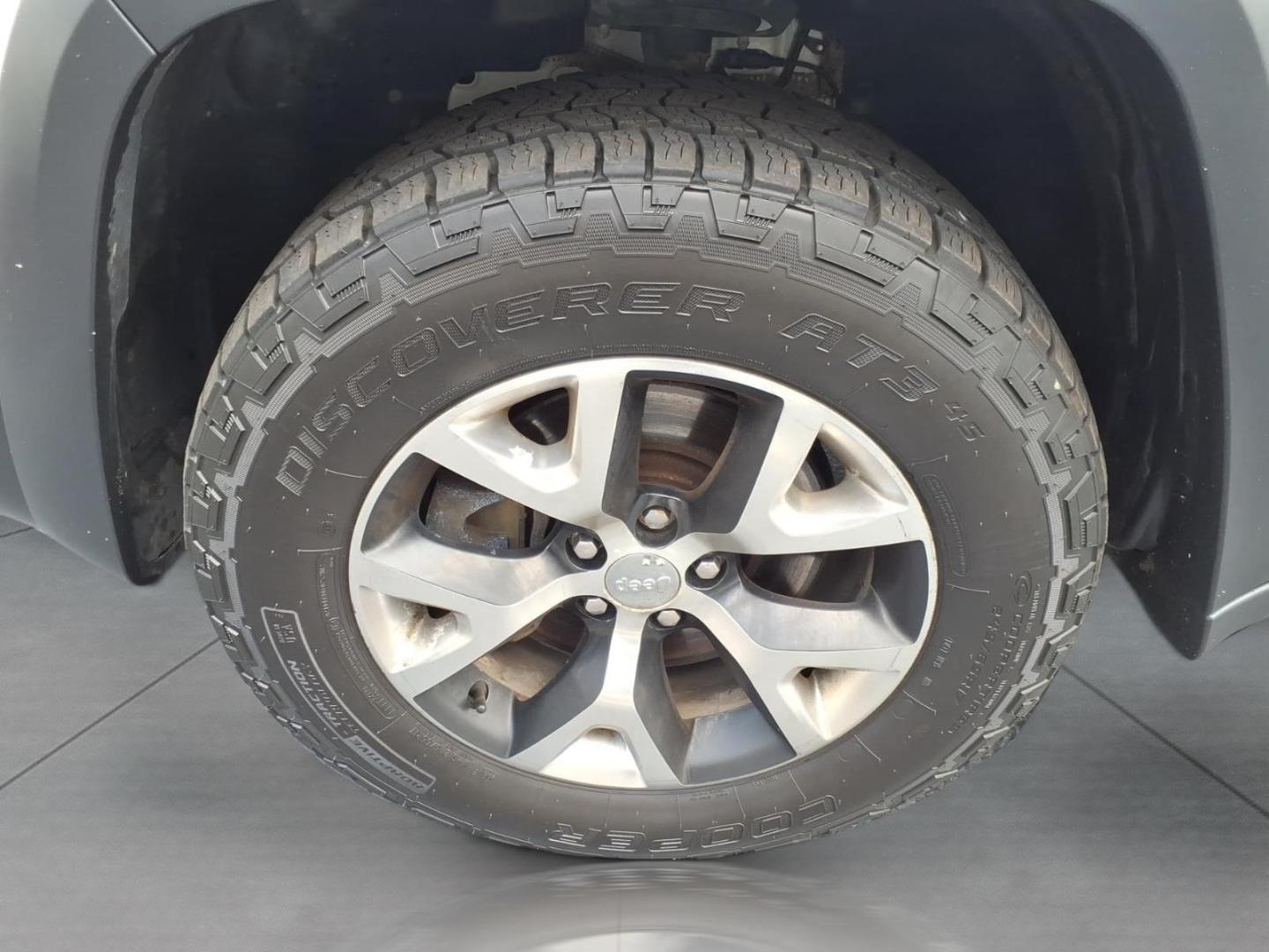 2016 Bright White Clear Coat Pw7 Jeep Cherokee Trailhawk (1C4PJMBS3GW) with an 3.2L 3.2L V6 271hp 239ft. lbs. Sequential Multiport Fuel Injection engine, 4WD 9-Speed Shiftable Automatic transmission, located at 5505 N. Summit St., Toledo, OH, 43611, (419) 729-2688, 41.654953, -83.530014- Photo#26