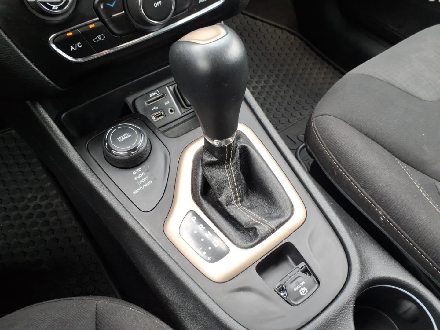 2017 Diamond Black Crystal Pearl Coat Pxj Jeep Cherokee Latitude (1C4PJMCS2HW) with an 3.2L 3.2L V6 271hp 239ft. lbs. Carburetor engine, 4WD 9-Speed Shiftable Automatic transmission, located at 5505 N. Summit St., Toledo, OH, 43611, (419) 729-2688, 41.654953, -83.530014- Photo#11