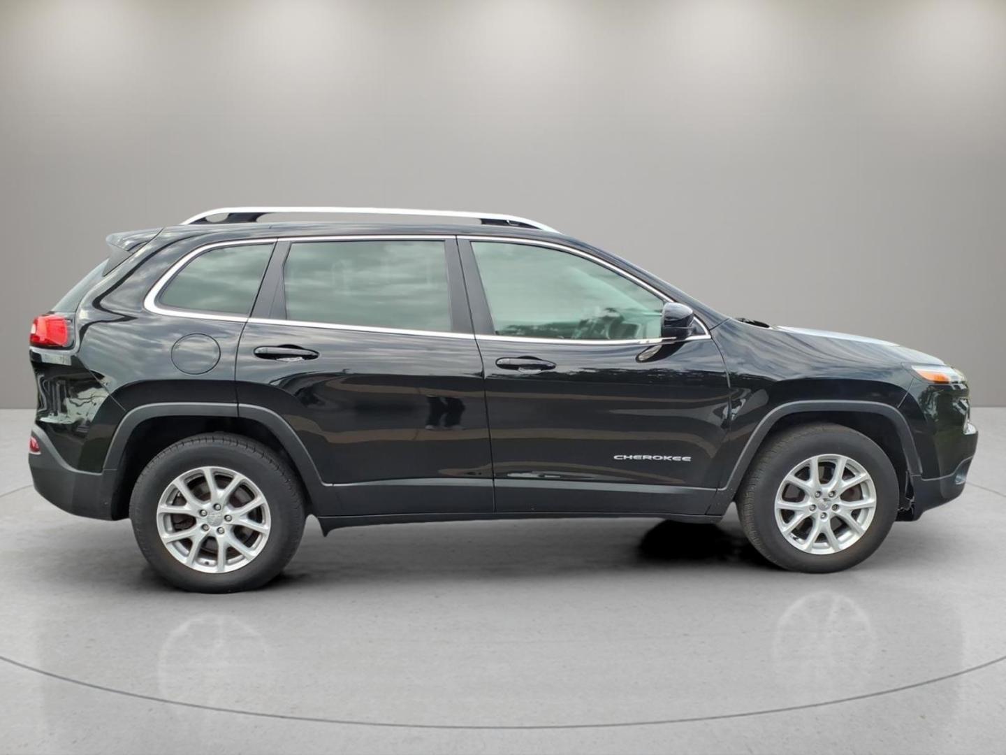 2017 Diamond Black Crystal Pearl Coat Pxj Jeep Cherokee Latitude (1C4PJMCS2HW) with an 3.2L 3.2L V6 271hp 239ft. lbs. Carburetor engine, 4WD 9-Speed Shiftable Automatic transmission, located at 5505 N. Summit St., Toledo, OH, 43611, (419) 729-2688, 41.654953, -83.530014- Photo#18