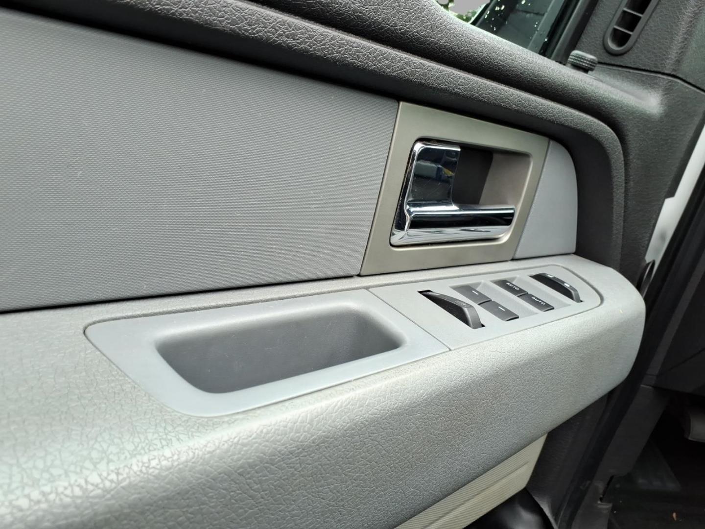 2011 Oxford White Yz Ford F-150 XLT (1FTFW1EF4BF) with an 5.0L 5.0L Flex Fuel V8 360hp 380ft. lbs. Carburetor engine, 6-Speed Automatic transmission, located at 5505 N. Summit St., Toledo, OH, 43611, (419) 729-2688, 41.654953, -83.530014- Photo#2