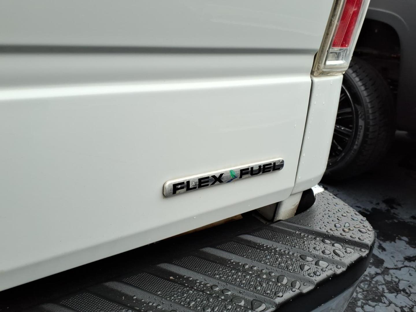 2011 Oxford White Yz Ford F-150 XLT (1FTFW1EF4BF) with an 5.0L 5.0L Flex Fuel V8 360hp 380ft. lbs. Carburetor engine, 6-Speed Automatic transmission, located at 5505 N. Summit St., Toledo, OH, 43611, (419) 729-2688, 41.654953, -83.530014- Photo#29
