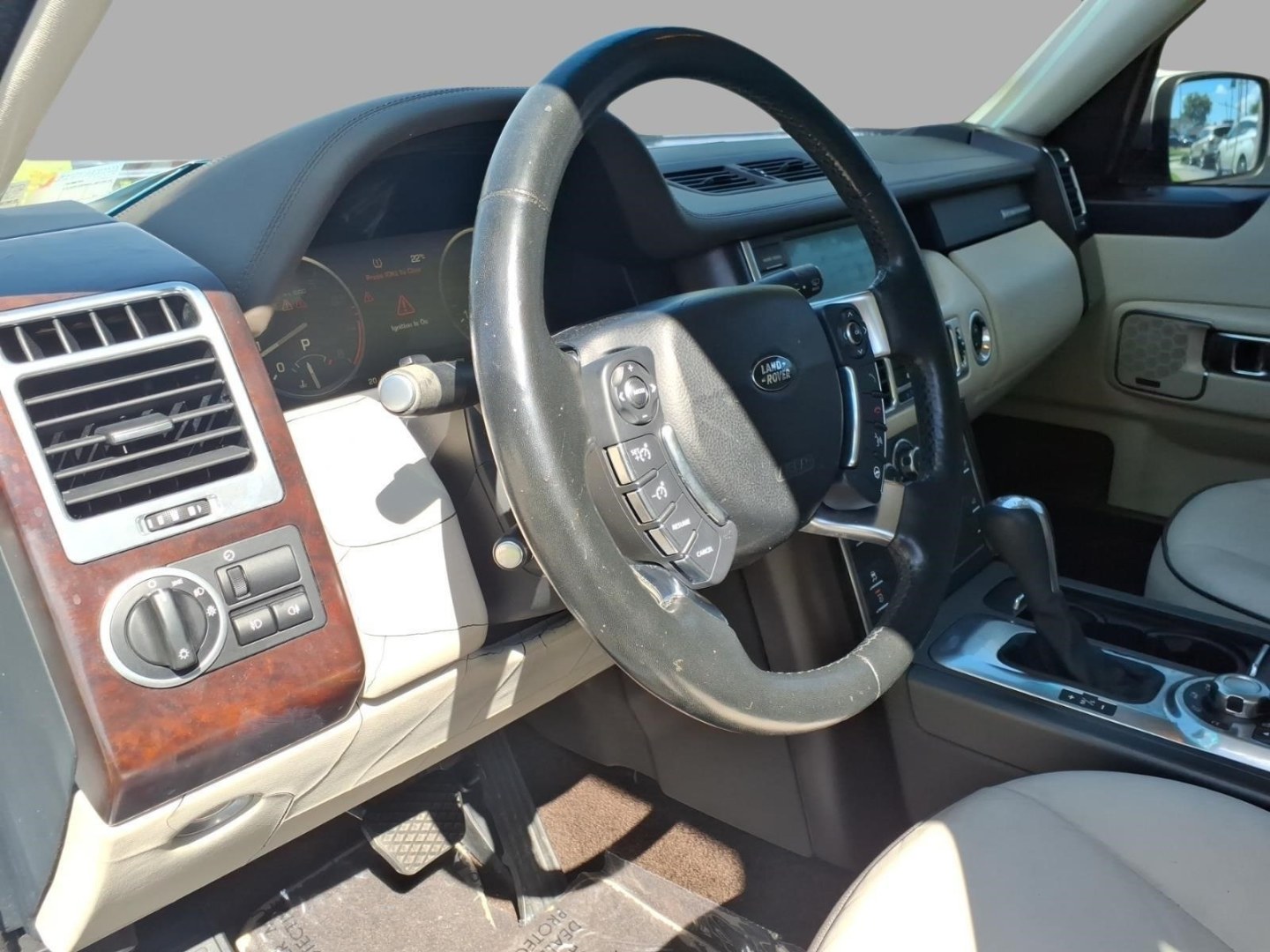 2010 Zermatt Silver Land Rover Range Rover HSE (SALME1D41AA) with an 5.0L 5.0L V8 375hp 375ft. lbs. Direct Injection engine, 6-Speed Shiftable Automatic transmission, located at 5505 N. Summit St., Toledo, OH, 43611, (419) 729-2688, 41.654953, -83.530014- Photo#5