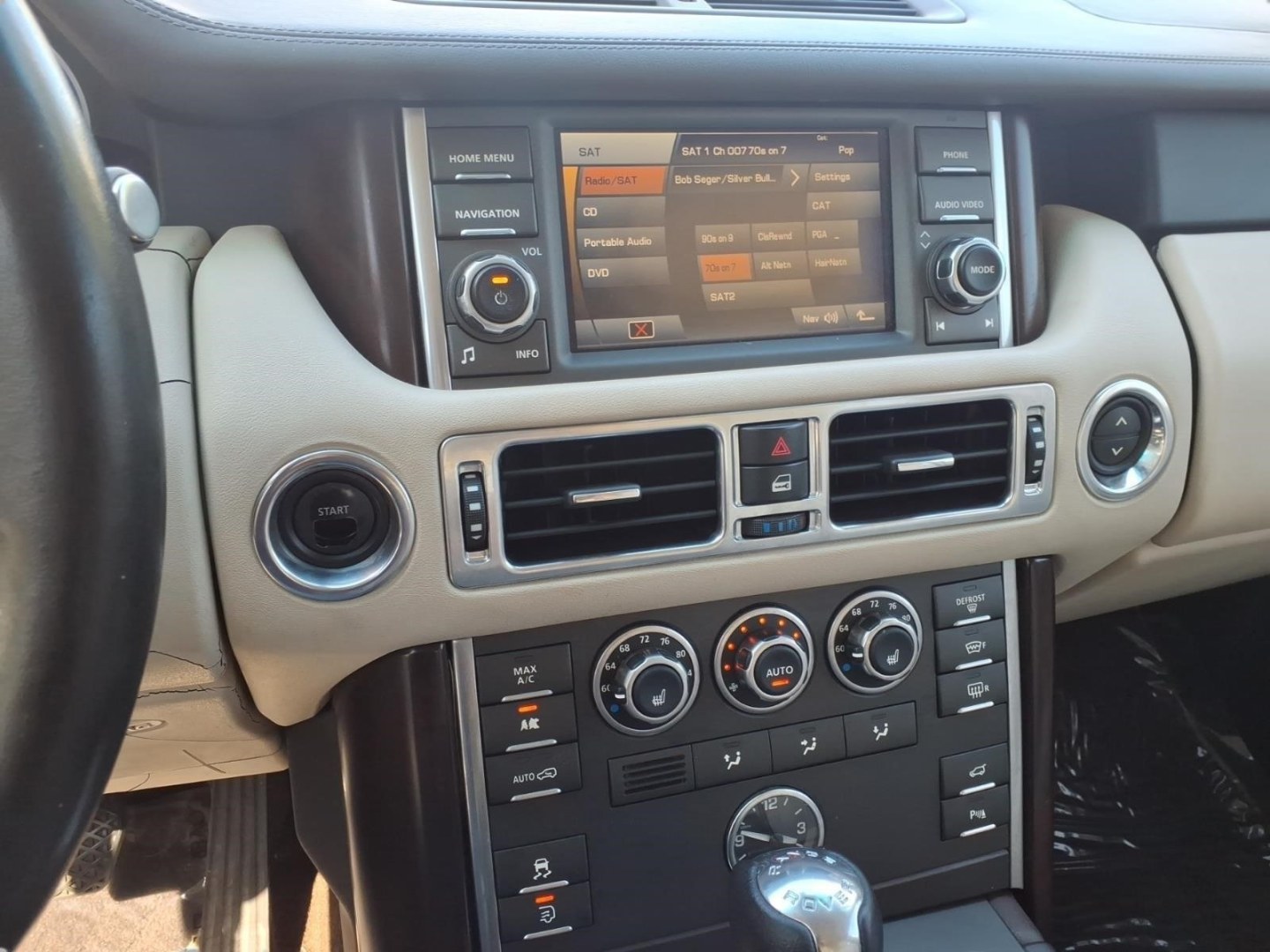 2010 Zermatt Silver Land Rover Range Rover HSE (SALME1D41AA) with an 5.0L 5.0L V8 375hp 375ft. lbs. Direct Injection engine, 6-Speed Shiftable Automatic transmission, located at 5505 N. Summit St., Toledo, OH, 43611, (419) 729-2688, 41.654953, -83.530014- Photo#11