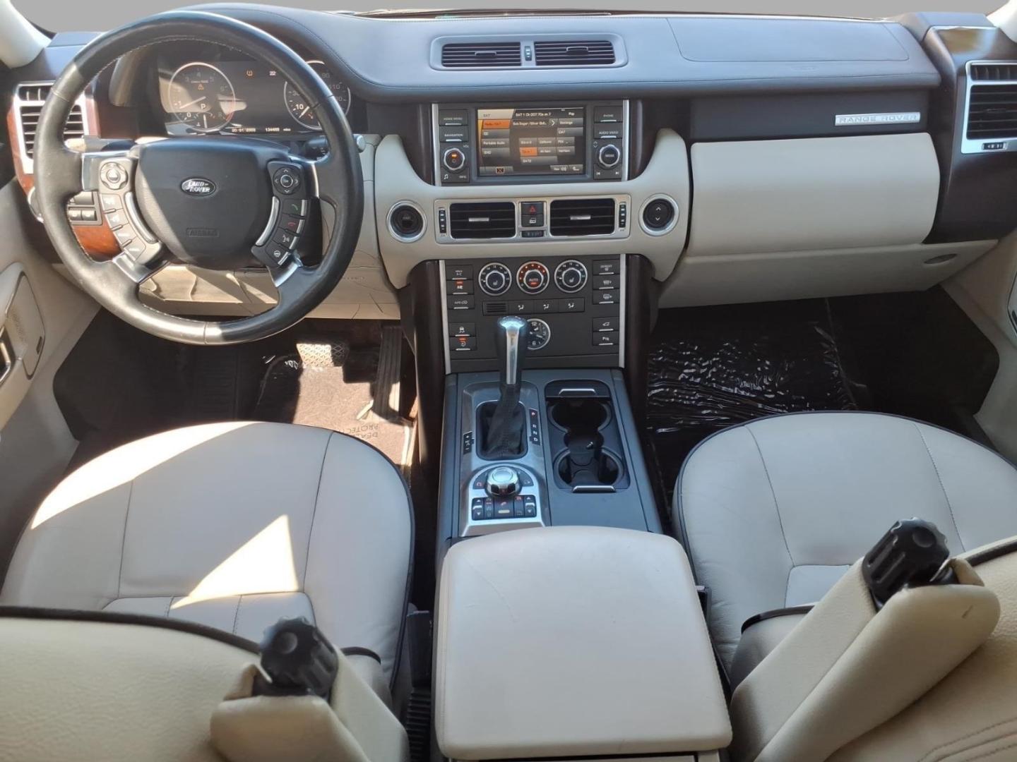 2010 Zermatt Silver Land Rover Range Rover HSE (SALME1D41AA) with an 5.0L 5.0L V8 375hp 375ft. lbs. Direct Injection engine, 6-Speed Shiftable Automatic transmission, located at 5505 N. Summit St., Toledo, OH, 43611, (419) 729-2688, 41.654953, -83.530014- Photo#17