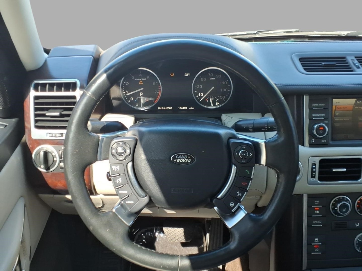 2010 Zermatt Silver Land Rover Range Rover HSE (SALME1D41AA) with an 5.0L 5.0L V8 375hp 375ft. lbs. Direct Injection engine, 6-Speed Shiftable Automatic transmission, located at 5505 N. Summit St., Toledo, OH, 43611, (419) 729-2688, 41.654953, -83.530014- Photo#18