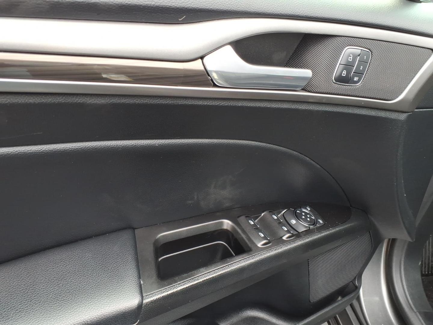 2018 Magnetic J7 Ford Fusion SE (3FA6P0T91JR) with an 2.0L EcoBoost 2.0L Turbo I4 245hp 275ft. lbs. Direct Injection engine, 6-Speed Shiftable Automatic transmission, located at 5505 N. Summit St., Toledo, OH, 43611, (419) 729-2688, 41.654953, -83.530014- Photo#2