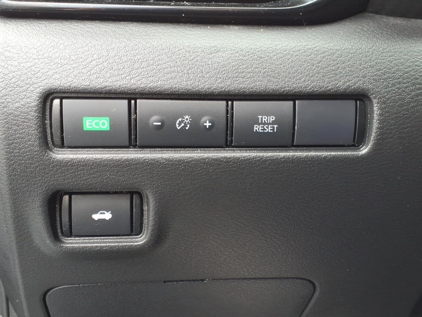 2023 Super Black Nissan Sentra SV (3N1AB8CVXPY) with an 2.0L 2.0L I4 149hp 146ft. lbs. Direct Injection engine, Xtronic CVT transmission, located at 5505 N. Summit St., Toledo, OH, 43611, (419) 729-2688, 41.654953, -83.530014- Photo#5