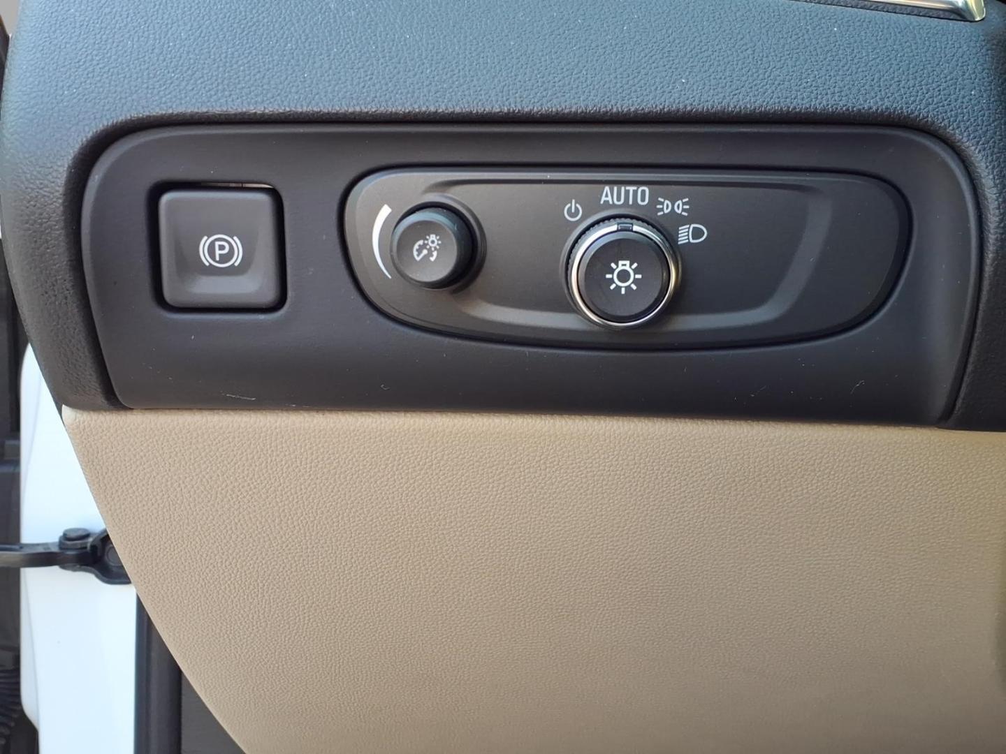 2020 Summit White Buick Enclave Essence (5GAEVAKW9LJ) with an 3.6L 3.6L V6 310hp 266ft. lbs. Direct Injection engine, 9-Speed Shiftable Automatic transmission, located at 5505 N. Summit St., Toledo, OH, 43611, (419) 729-2688, 41.654953, -83.530014- Photo#20