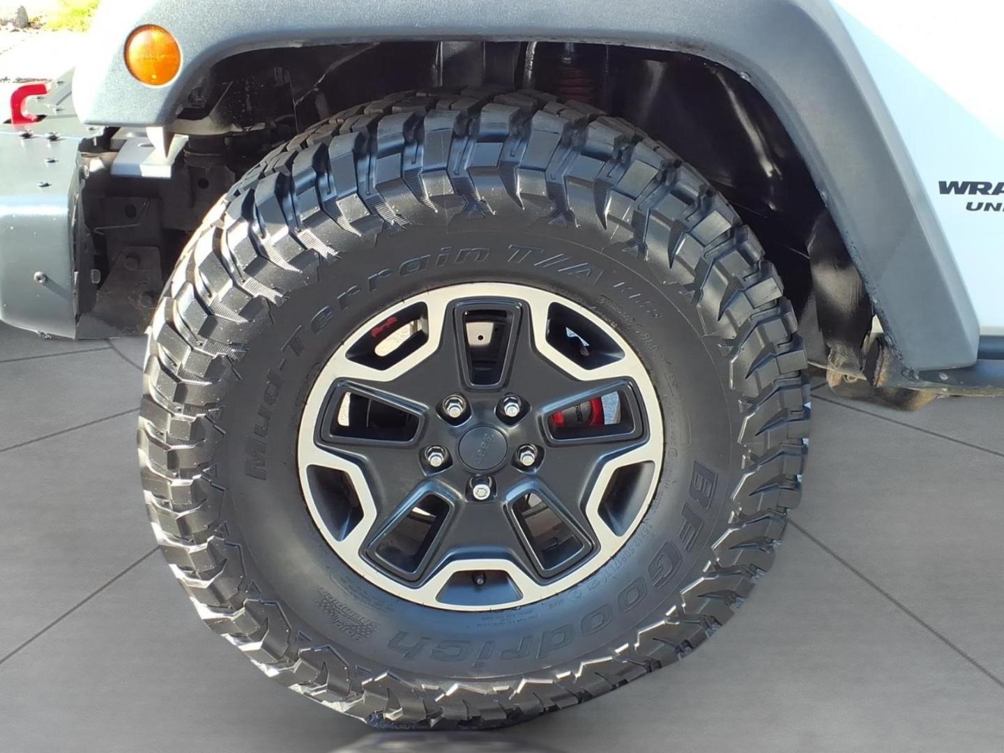 2016 Bright White Clear Coat Jeep Wrangler Unlimited Rubicon (1C4BJWFG4GL) with an 3.6L 3.6L V6 285hp 260ft. lbs. Fuel Injected engine, Automatic transmission, located at 5505 N. Summit St., Toledo, OH, 43611, (419) 729-2688, 41.654953, -83.530014- Photo#24